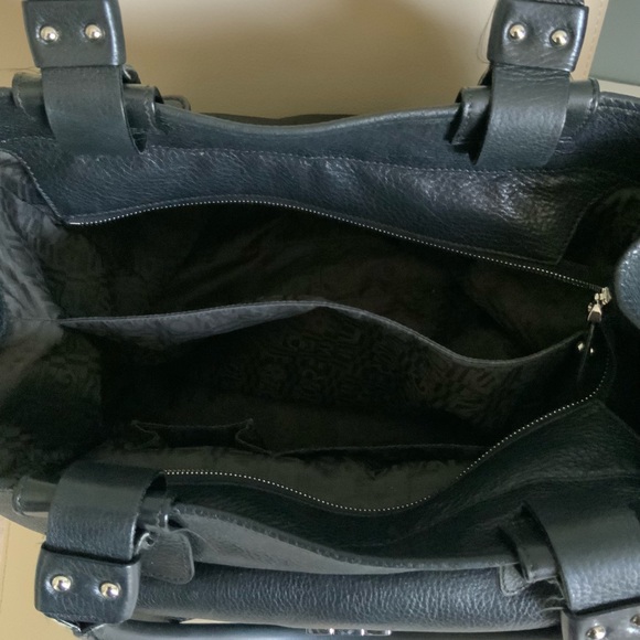 Beautiful Salvatore Ferragamo Leather Handbag - Picture 4 of 6